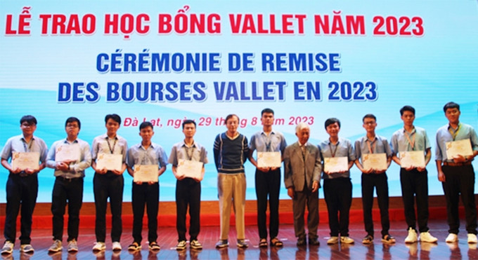 Giáo sư Odon Vallet và Giáo sư Trần Thanh Vân trao học bổng Vallet năm 2023 cho 10 học sinh Trường THPT chuyên Hùng Vương của tỉnh Gia Lai. Ảnh: baogialai.com.vn Trao 175 suất học bổng Vallet trị giá hơn 2 tỷ đồng cho học sinh, sinh viên 7 tỉnh trước thềm năm học mới ảnh 1