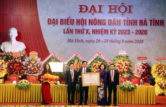 Phó Chủ tịch Hội nông dân Việt Nam Bùi Thị Thơm tặng Bằng khen cho Hội Nông dân Hà Tĩnh. Ảnh: Công Tường-TTXVN Ông Ngô Văn Huỳnh được bầu làm Chủ tịch Hội Nông dân tỉnh Hà Tĩnh ảnh 1