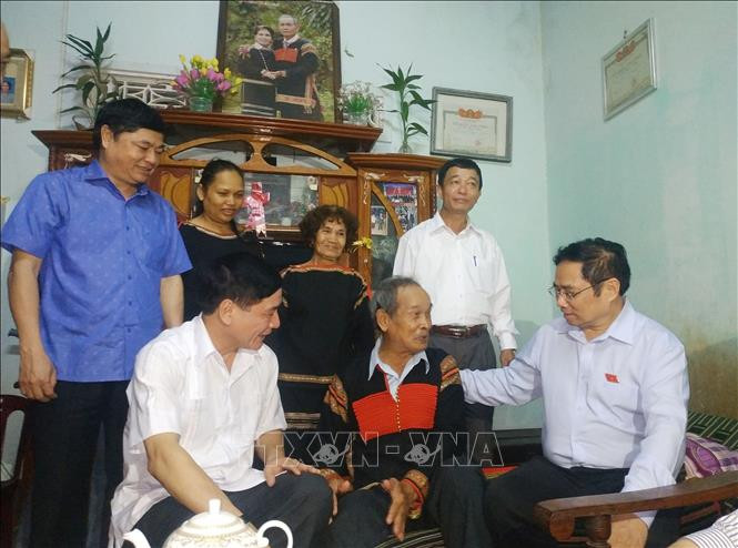 Trưởng Ban Tổ chức Trung ương Phạm Minh Chính thăm và tặng quà gia đình Liệt sỹ của ông Y’ Khên Niê và bà H Briăng Êban tại buôn Tơng Jú, xã Ea Kao, thành phố Buôn Ma Thuột (Đắk Lắk). Ảnh: Tuấn Anh – TTXVN Trưởng Ban Tổ chức Trung ương Phạm Minh Chính thăm và làm việc tại Đắk Lắk ảnh 3
