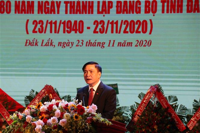 Đồng chí Bùi Văn Cường, Ủy viên Trung ương Đảng, Bí thư Tỉnh ủy Đắk Lắk đọc diễn văn tại Lễ kỷ niệm 80 năm Ngày thành lập Đảng bộ tỉnh Đắk Lắk (23/11/1940 - 23/11/2020). Ảnh: Anh Dũng – TTXVN Đồng chí Phạm Minh Chính dự Lễ kỷ niệm 80 năm Ngày thành lập Đảng bộ tỉnh Đắk Lắk ảnh 2