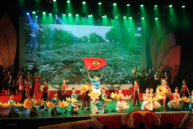 Tiết mục văn nghệ tại Lễ kỷ niệm 80 năm Ngày thành lập Đảng bộ tỉnh Đắk Lắk (23/11/1940 - 23/11/2020). Ảnh: Anh Dũng – TTXVN Đồng chí Phạm Minh Chính dự Lễ kỷ niệm 80 năm Ngày thành lập Đảng bộ tỉnh Đắk Lắk ảnh 3