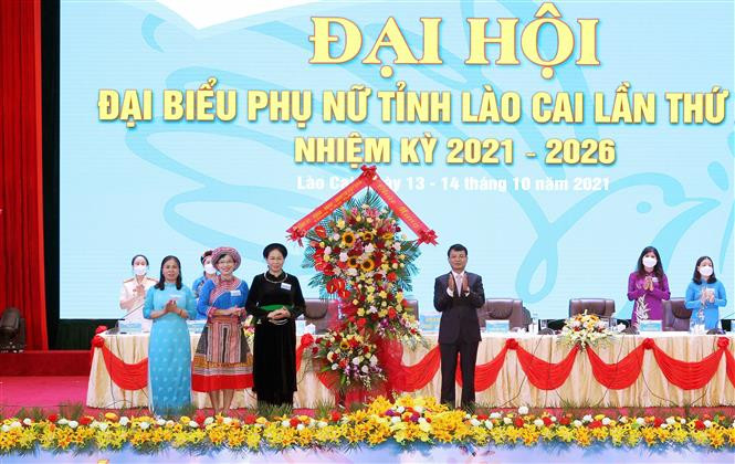 Lãnh đạo tỉnh Lào Cai chúc mừng đại hội. Ảnh: Quốc Khánh - TTXVN Phụ nữ Lào Cai góp sức đưa địa phương trở thành tỉnh phát triển của vùng Trung du, miền núi phía Bắc ảnh 4