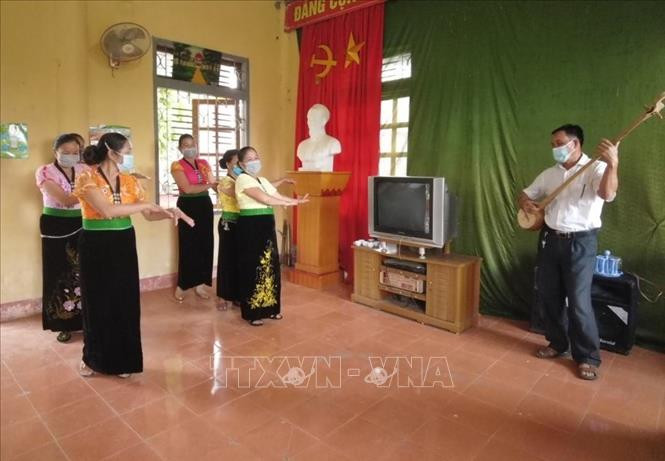 Đồng bào Thái trắng di dân tái định cư thủy điện Sơn La từ huyện Quỳnh Nhai giữ gìn các bản sắc văn hóa truyền thống tốt đẹp của dân tộc mình, nhất là cách chơi đàn tính tẩu khi hát và múa xòe. Ảnh: TTXVN Đồng bào Thái trắng giữ gìn bản sắc văn hóa tại vùng tái định cư thủy điện Sơn La ảnh 2