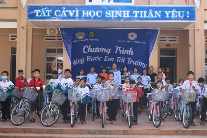 Tổng cục Quản lý thị trường cũng phối hợp với Hội Chữ thập đỏ tỉnh Đắk Lắk trao xe đạp cho học sinh có hoàn cảnh khó khăn tại thành phố Buôn Ma Thuột. Ảnh: Tuấn Anh – TTXVN Cao điểm kiểm tra, kiểm soát thị trường dịp Tết Nguyên đán Qúy Mão năm 2023 ảnh 3