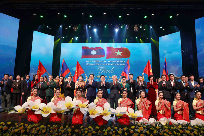 Phó Thủ tướng Thường trực Phạm Bình Minh với các đại biểu tại Chương trình nghệ thuật đặc biệt "Tình Việt - Lào". Ảnh: Phạm Kiên – TTXVN Tổng kết Cuộc thi “Tìm hiểu lịch sử quan hệ đặc biệt Việt Nam - Lào, Lào - Việt Nam” năm 2022 ảnh 1