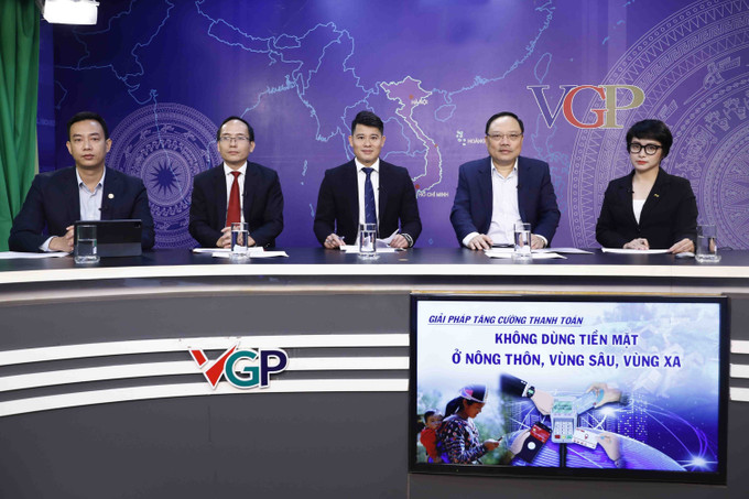 Các đại biểu tham gia tại buổi tọa đàm. Ảnh: An Đăng - TTXVN Tăng cường dịch vụ thanh toán không dùng tiền mặt ở nông thôn, vùng sâu, vùng xa ảnh 1