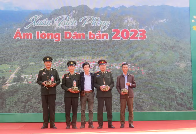 Quảng Bình: Ấm áp nghĩa tình Xuân biên giới ảnh 1