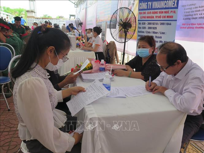 Các đơn vị, doanh nghiệp trực tiếp phỏng vấn người lao động ứng tuyển tại Ngày việc làm năm 2022 tỉnh Kon Tum. Ảnh: Dư Toán – TTXVN. Kon Tum tạo nhiều cơ hội việc làm cho người lao động ảnh 1