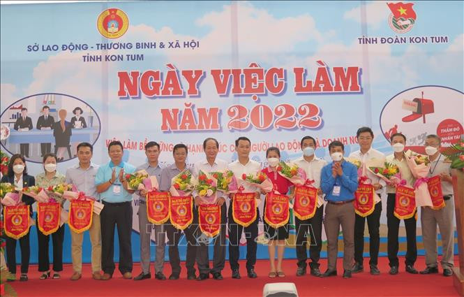 Ngày việc làm năm 2022 tỉnh Kon Tum thu hút 49 đơn vị, doanh nghiệp tham gia tuyển dụng với nhu cầu 5.252 lao động. Ảnh: Dư Toán – TTXVN Kon Tum tạo nhiều cơ hội việc làm cho người lao động ảnh 2