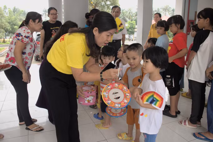 Bến Tre tổ chức vui Tết Trung thu với trẻ em có hoàn cảnh khó khăn ảnh 1