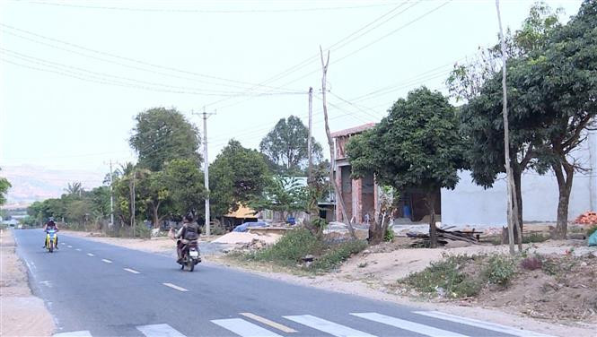Đường tỉnh lộ 662 qua xã Yang Trung tạo điều kiện đi lại thuận lợi cho người dân làng Yang Trung.Ảnh: Quang Thái - TTXVN Nỗ lực xây dựng nông thôn mới ở Kông Chro ảnh 2