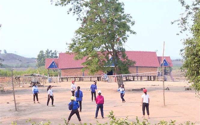 Người dân ở làng Hle Hlang, xã Yang Trung, huyện Kong Chro chơi thể thao nâng cao sức khỏe thể chất. Ảnh: Quang Thái - TTXVN Nỗ lực xây dựng nông thôn mới ở Kông Chro ảnh 3