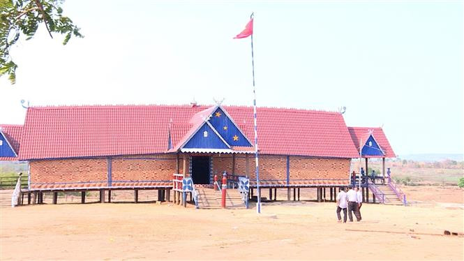Nhà rông làng Hle Hlang, xã Yang Trung, huyện Kong Chro được xây dựng khang trang. Ảnh: Quang Thái - TTXVN Nỗ lực xây dựng nông thôn mới ở Kông Chro ảnh 5