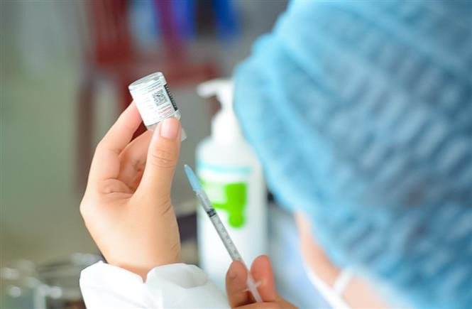 Chuẩn bị vaccine phòng COVID-19 để tiêm cho trẻ em. Ảnh: Văn Dũng - TTXVN Quy định chi tiết cơ chế, chính sách trong lĩnh vực y tế phục vụ phòng, chống dịch COVID-19 ảnh 1