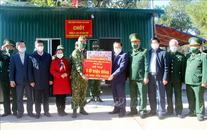 Chủ tịch UBND tỉnh Lạng Sơn Hồ Tiến Thiệu thăm, tặng quà cán bộ, chiến sỹ tại chốt biên giới thuộc Đồn Biên phòng Chi Lăng. Ảnh: Thái Thuần – TTXVN Lạng Sơn: Thăm hỏi, tặng quà các đơn vị biên phòng thực hiện nhiệm vụ bảo vệ biên giới, phòng, chống dịch COVID-19 ảnh 3