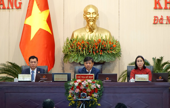 Chủ tọa điều hành Kỳ họp thứ 15, Hội đồng nhân dân thành phố Đà Nẵng khóa X. Ảnh: Quốc Dũng - TTXVN Đà Nẵng nâng mức hỗ trợ, mở rộng đối tượng bảo trợ xã hội ảnh 1