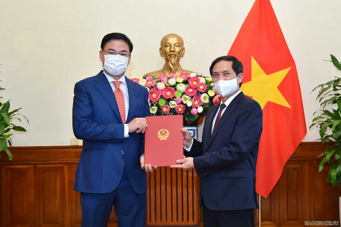 Bộ trưởng Bùi Thanh Sơn (bên phải) trao quyết định cho ông Phạm Quang Hiệu. Ảnh: baoquocte.vn Ông Phạm Quang Hiệu giữ chức Thứ trưởng Bộ Ngoại giao ảnh 1