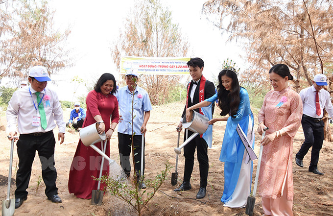 Lãnh đạo tỉnh và Hoa hậu Thanh Hà trồng cây lưu niệm tại lễ khai mạc, với ý nghĩa trồng cây gây rừng, bảo vệ môi trường. Ảnh: baodongkhoi.vn Quảng bá các giá trị nổi bật tài nguyên du lịch biển Bến Tre ảnh 2