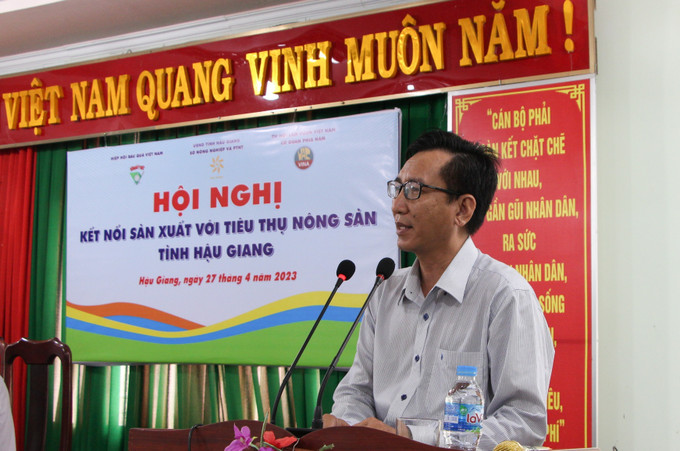 Ông Ngô Minh Long, Giám đốc Sở Nông nghiệp và Phát triển nông thôn tỉnh Hậu Giang phát biểu tại Hội nghị. Ảnh: Hồng Thái - TTXVN Hậu Giang liên kết sản xuất với tiêu thụ nông sản ảnh 1