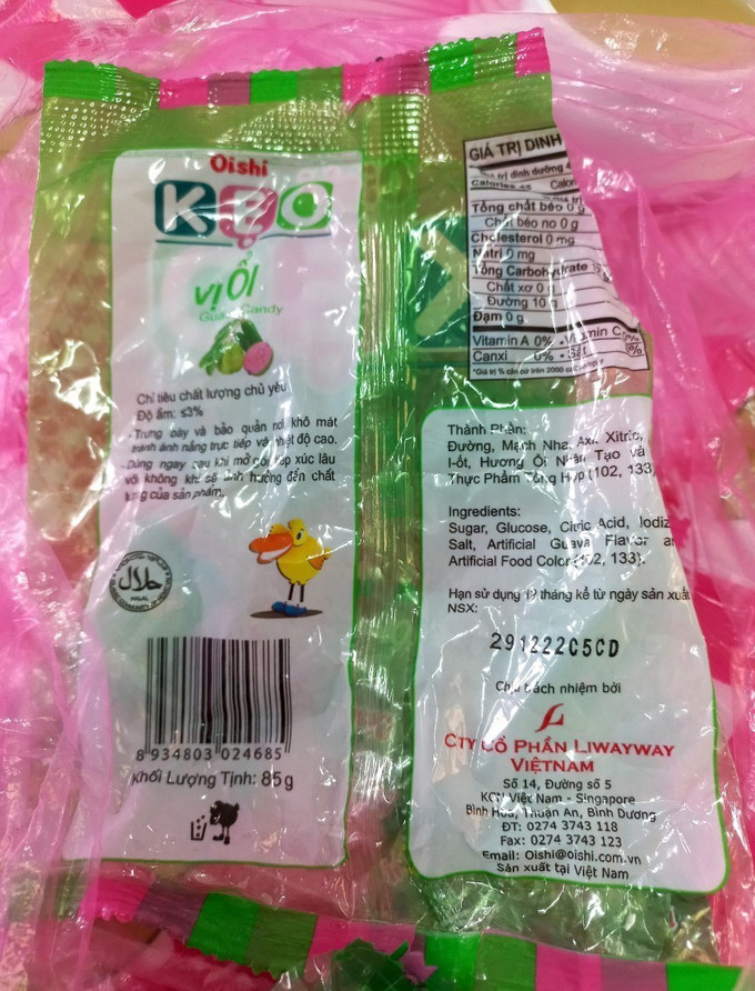 Vỏ gói kẹo ổi 9 học sinh ăn, sau đó bị ngộ độc. Ảnh: Đậu Tất Thành – TTXVN Bình Phước: Ăn kẹo ngoài cổng trường, chín học sinh lớp 4 nghi bị ngộ độc ảnh 2