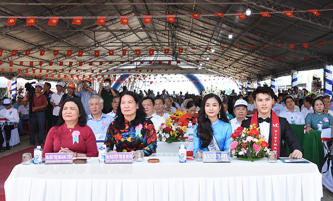 Phó bí thư Thường trực Tỉnh ủy - Chủ tịch HĐND tỉnh Hồ Thị Hoàng Yến, Phó chủ tịch UBND tỉnh Nguyễn Thị Bé Mười, Hoa hậu Nguyễn Thanh Hà (từ trái qua phải) dự lễ khai mạc. Ảnh: baodongkhoi.vn Quảng bá các giá trị nổi bật tài nguyên du lịch biển Bến Tre ảnh 1