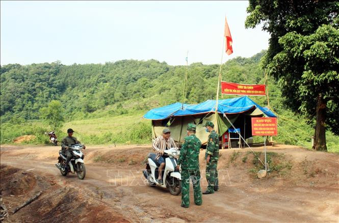 Cán bộ, chiến sĩ Đồn Biên phòng Tân Thanh (Lạng Sơn) kiểm soát người dân qua lại khu vực biên giới, nhằm ngăn chặn các đối tượng xuất nhập cảnh trái phép. Ảnh: TTXVN Vững vàng thế trận biên phòng toàn dân ảnh 3
