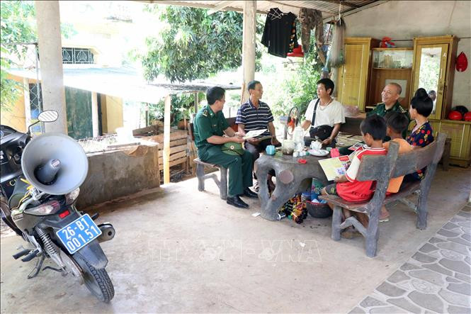Cán bộ Đồn Biên phòng cửa khẩu Chiềng Khương (Bộ Chỉ huy Bộ đội Biên phòng tỉnh Sơn La) sử dụng loa lưu động đến tuyên truyền tại nhà người dân về công tác phòng chống dịch COVID-19. Ảnh: Hữu Quyết - TTXVN Vững vàng thế trận biên phòng toàn dân ảnh 2