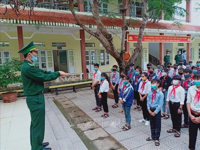 Các chiến sĩ Bộ đội biên phòng cửa khẩu Tén Tằn (Mường Lát- Thanh Hóa) hướng dẫn các em học sinh Trường THPT Mường Lát (Thanh Hóa) rửa tay đúng cách và thực hiện nghiêm các quy định về phòng, chống dịch COVID-19. Ảnh: Khiếu Thị Tư-TTXVN Vững vàng thế trận biên phòng toàn dân ảnh 1