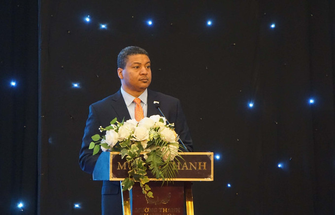 Ông Randolph Augustin, Giám đốc chương trình y tế USAID tại Việt Nam, phát biểu tại Hội thảo. Ảnh: Trịnh Duy Hưng - TTXVN Tăng cường lãnh đạo công tác phòng, chống HIV/AIDS ảnh 2