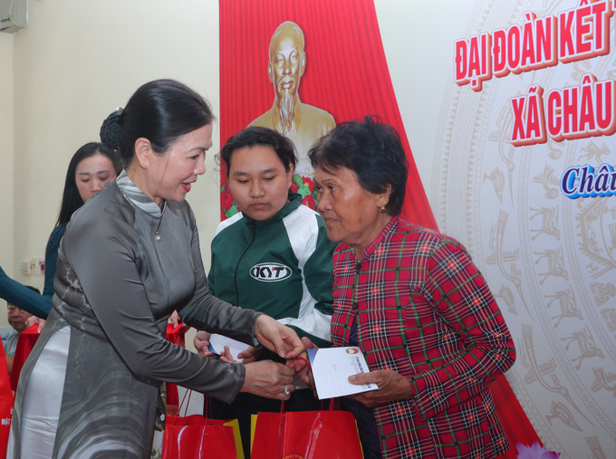 Bà Trương Thị Ngọc Ánh, Phó Chủ tịch Ủy ban Trung ương MTTQ Việt Nam tặng quà cho các hộ nghèo. Ảnh: Chanh Đa-TTXVN Phó Chủ tịch nước Võ Thị Ánh Xuân dự Ngày hội Đại đoàn kết toàn dân tộc tại ấp Bà Chăng A ảnh 4