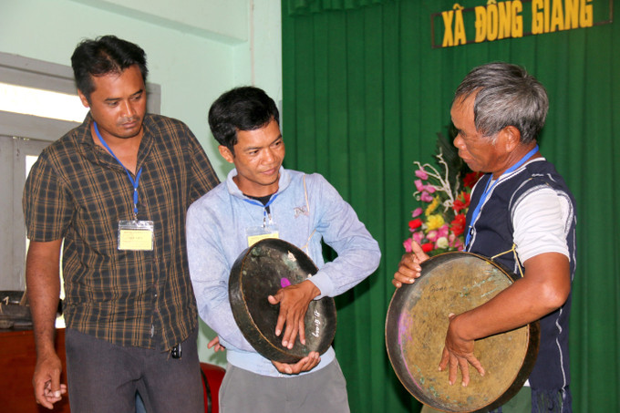 Nghệ nhân hướng dẫn học viên cách sử dụng cồng chiêng. Ảnh: Nguyễn Thanh - TTXVN Bình Thuận bảo tồn và phát triển nghệ thuật trình diễn dân gian của dân tộc K’ho ảnh 3