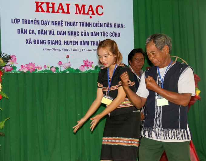 Nghệ nhân hướng dẫn học viên điệu múa dân vũ đặc trưng đồng bào dân tộc K’ho. Ảnh: Nguyễn Thanh - TTXVN Bình Thuận bảo tồn và phát triển nghệ thuật trình diễn dân gian của dân tộc K’ho ảnh 2
