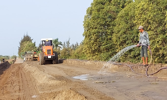 Thông qua các nguồn vốn từ Chương trình mục tiêu Quốc gia, cơ sở hạ tầng trong vùng đồng bào Khmer ngày càng được quan tâm tư nhằm thúc đẩy phát triển kinh tế, nâng cao đời sống của người dân. Ảnh: Tuấn Kiệt – TTXVN Vùng đồng bào dân tộc Khmer ở Bạc Liêu vươn mình khởi sắc ảnh 3