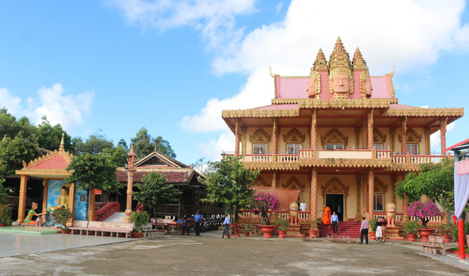 Với người Khmer, chùa là trung tâm sinh hoạt tín ngưỡng tôn giáo, văn hóa, là nơi rèn luyện đạo đức, phẩm hạnh. Ảnh: Tuấn Kiệt – TTXVN Vùng đồng bào dân tộc Khmer ở Bạc Liêu vươn mình khởi sắc ảnh 1