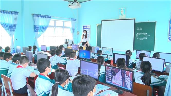 Học sinh Trường tiểu học Trần Phú, xã Tân An, huyện Đăk Pơ trong giờ tại phòng học thông minh. Ảnh: Hoài Nam - TTXVN Gia Lai nỗ lực đầu tư và sử dụng hiệu quả trang thiết bị dạy học ảnh 3