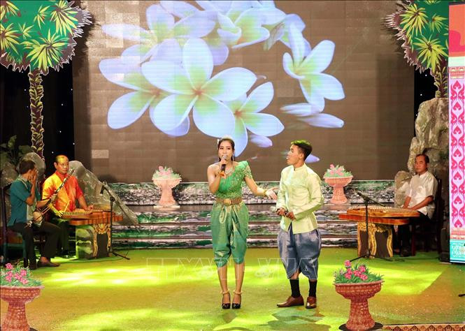 Công diễn và trao giải các tiết mục tại Lễ Bế mạc Liên hoan Dân ca Khmer Khu vực ĐBSCL tại Sóc Trăng. Ảnh: Trung Hiếu - TTXVN Bế mạc Liên hoan Dân ca Khmer khu vực Đồng bằng sông Cửu Long ảnh 2