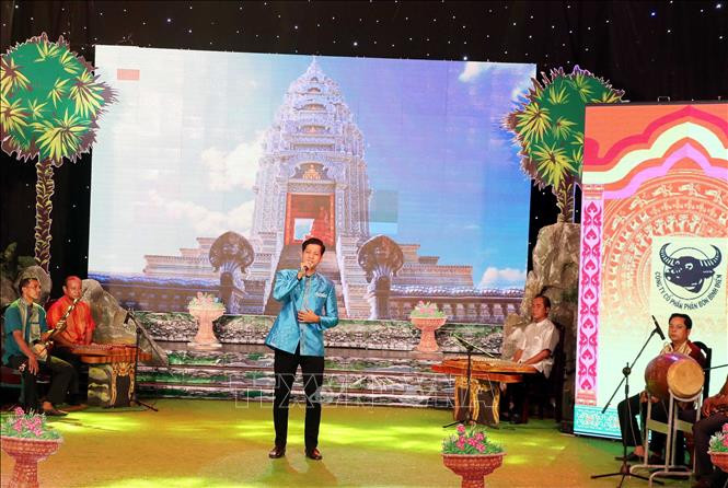 Công diễn và trao giải các tiết mục tại Lễ Bế mạc Liên hoan Dân ca Khmer Khu vực ĐBSCL tại Sóc Trăng. Ảnh: Trung Hiếu - TTXVN Bế mạc Liên hoan Dân ca Khmer khu vực Đồng bằng sông Cửu Long ảnh 3