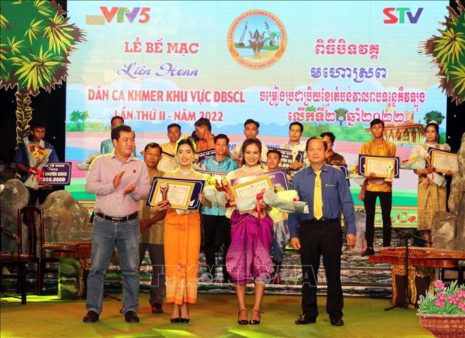 Công diễn và trao giải các tiết mục tại Lễ Bế mạc Liên hoan Dân ca Khmer Khu vực ĐBSCL tại Sóc Trăng. Ảnh: Trung Hiếu - TTXVN Bế mạc Liên hoan Dân ca Khmer khu vực Đồng bằng sông Cửu Long ảnh 4