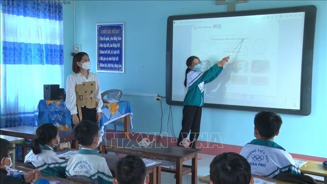Học sinh Trường tiểu học Trần Phú, xã Tân An, huyện Đăk Pơ trong giờ tại phòng học thông minh. Ảnh: Hoài Nam - TTXVN Gia Lai nỗ lực đầu tư và sử dụng hiệu quả trang thiết bị dạy học ảnh 1