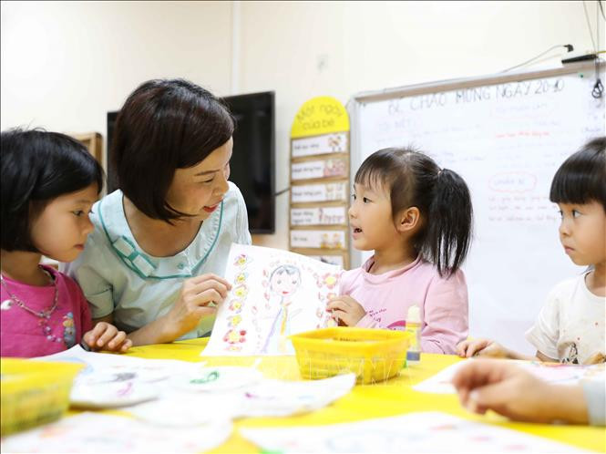 Học sinh trường Mẫu giáo Mầm non A, quận Hoàn Kiếm (ảnh tư liệu). Ảnh: Thanh Tùng - TTXVN Trẻ Mầm non ở Hà Nội trở lại trường từ ngày 13/4 ảnh 1