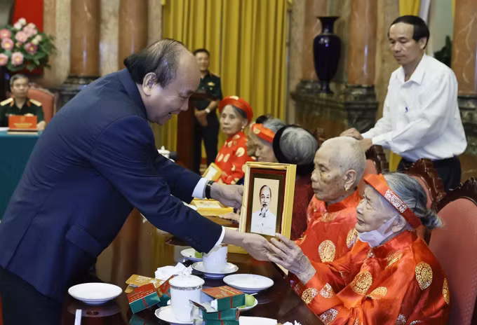 Chủ tịch nước Nguyễn Xuân Phúc: Công tác chăm sóc, hỗ trợ người có công cần sự chung tay toàn xã hội ảnh 4