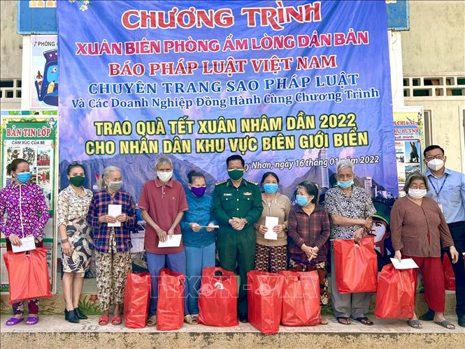 Trao tặng quà Tết cho người dân nghèo ở khu vực 9 Hải Minh, phường Hải Cảng, thành phố Quy Nhơn. Ảnh: Nguyên Linh-TTXVN Bình Định tổ chức chương trình "Xuân Biên phòng, ấm lòng dân bản" ảnh 1