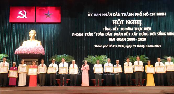Trao bằng khen của Chủ tịch Ủy ban nhân dân Thành phố cho cá nhân, tập thể đã có thành tích xuất sắc trong thực hiện phong trào. Ảnh: Thu Hương - TTXVN Lan tỏa sâu rộng phong trào "Toàn dân đoàn kết xây dựng đời sống văn hóa" ảnh 3