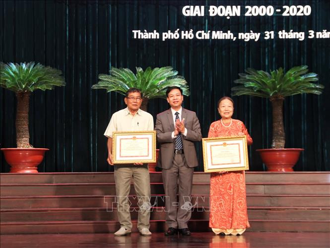 Trao bằng khen của Bộ trưởng Bộ Văn hóa, Thể thao và Du lịch cho cá nhân, tập thể đã có thành tích xuất sắc trong thực hiện phong trào. Ảnh: Thu Hương - TTXVN Lan tỏa sâu rộng phong trào "Toàn dân đoàn kết xây dựng đời sống văn hóa" ảnh 2