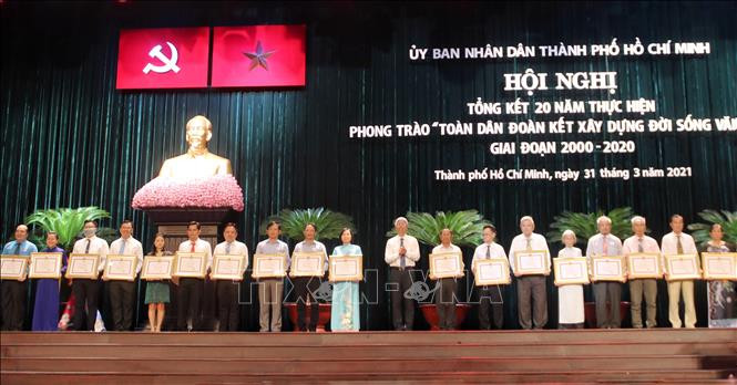 Trao bằng khen của Chủ tịch Ủy ban nhân dân Thành phố Hồ Chí Minh cho cá nhân, tập thể đã có thành tích xuất sắc trong thực hiện phong trào. Ảnh: Thu Hương - TTXVN Lan tỏa sâu rộng phong trào "Toàn dân đoàn kết xây dựng đời sống văn hóa" ảnh 4