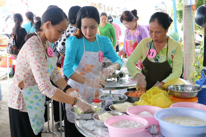 Một đội dự thi làm bánh dân gian tại lễ hội. Ảnh: Hữu Chí - TTXVN Quảng bá giá trị văn hóa, tạo điểm nhấn du lịch làng cổ Đông Hòa Hiệp ảnh 1