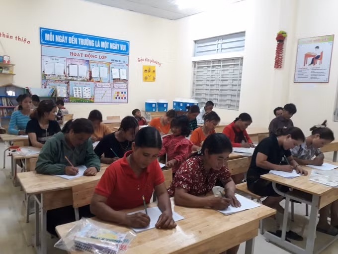 Hiệu quả từ các lớp xóa mù chữ cho đồng bào dân tộc thiểu số vùng biên giới tỉnh Quảng Trị ảnh 1