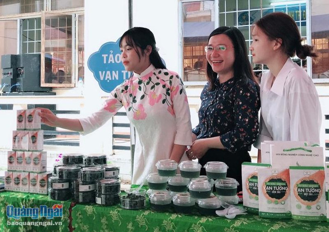 Hợp tác xã Nông nghiệp công nghệ cao Vạn Tường, xã Bình Hải, huyện Bình Sơn (Quảng Ngãi) giới thiệu các sản phẩm làm từ tảo xoắn tại một phiên chợ hàng Việt. Ảnh: baoquangngai.vn Trồng tảo xoắn thu lợi hàng tỷ đồng mỗi năm ảnh 1