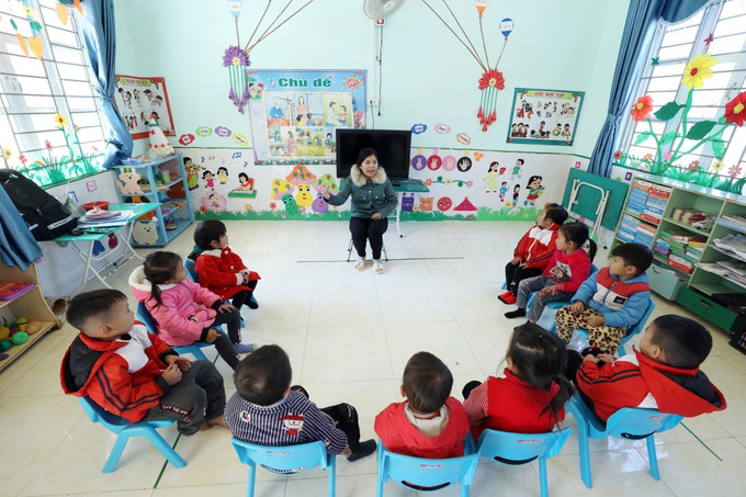 Một buổi học lớp ghép 2 + 3 + 4 tuổi của điểm trường Lũng Slàng thuộc Trường mầm non xã Tri Phương, huyện Tràng Định (Lạng Sơn) với 10 học sinh đều là dân tộc Dao. Ảnh: TTXVN phát Lạng Sơn quan tâm chăm sóc trẻ em ở vùng dân tộc ảnh 1
