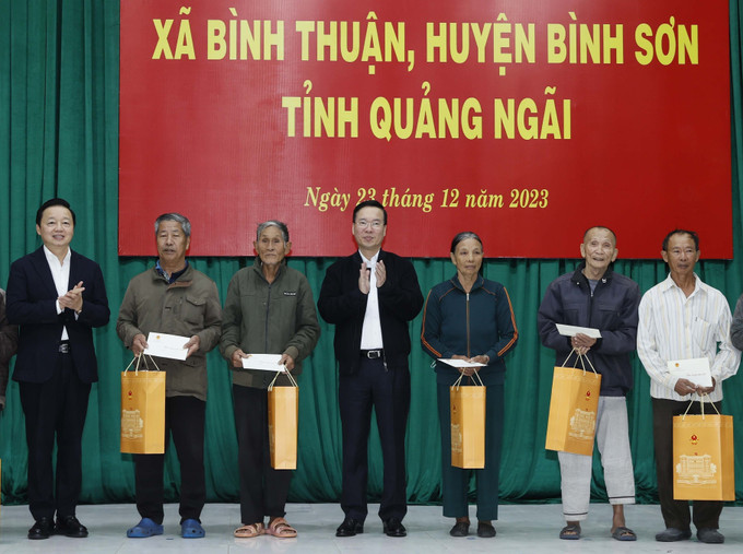 Chủ tịch nước Võ Văn Thưởng tặng quà các gia đình có công với cách mạng, hộ nghèo có hoàn cảnh đặc biệt khó khăn của xã Bình Thuận. Ảnh: Thống Nhất - TTXVN Chủ tịch nước Võ Văn Thưởng thăm xã nông thôn mới Bình Thuận, Quảng Ngãi ảnh 2
